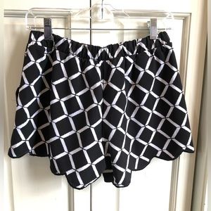 Mine, Large, black & white patterned shorts with scalloped edge & pockets